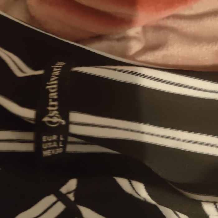 Vestido as riscas pretas e brancas Stradivarius