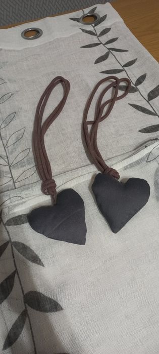 2 cortinados e 2 cordões com coração