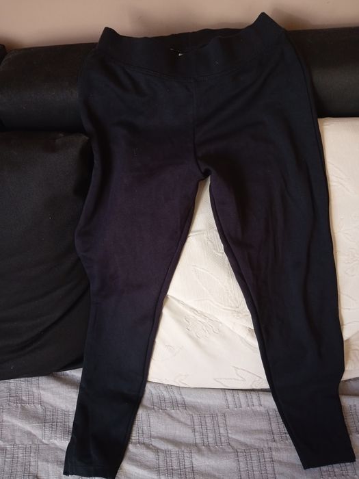 Czarne legginsy rozmiar 146