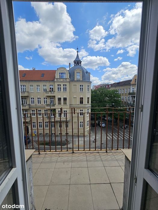 2 pokoje w odrestaurowanej kamienicy z windą! Blisko centrum! Balkon!