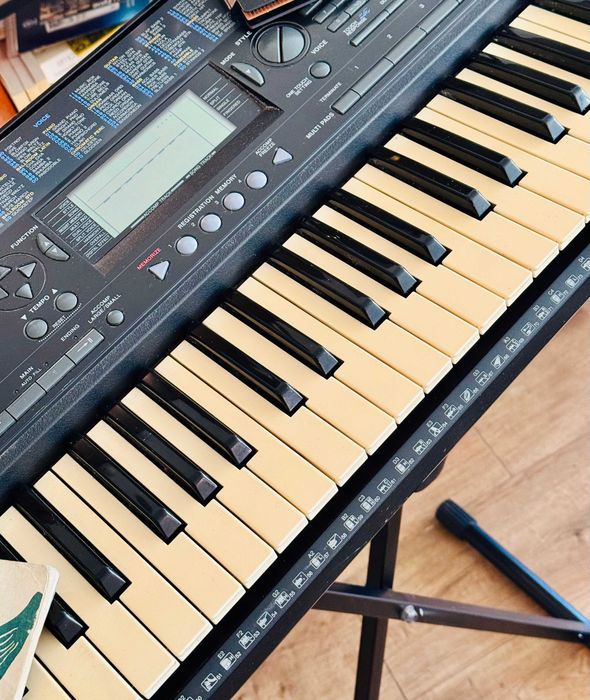 YAMAHA PSR-320/ Model retro z lat 90/ 100% Sprawny/ Stojak, nuty, inne