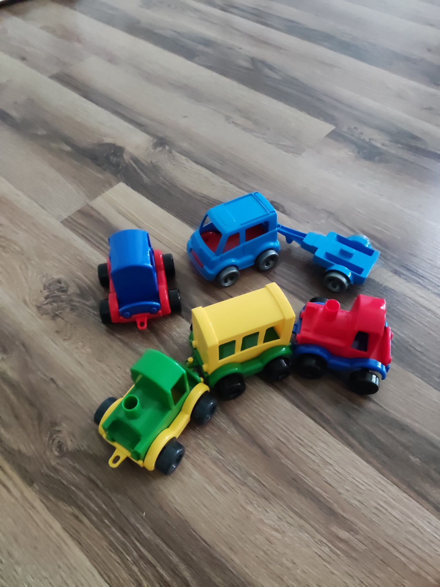 Stacja kolejowa Wader z parkingiem i drogami