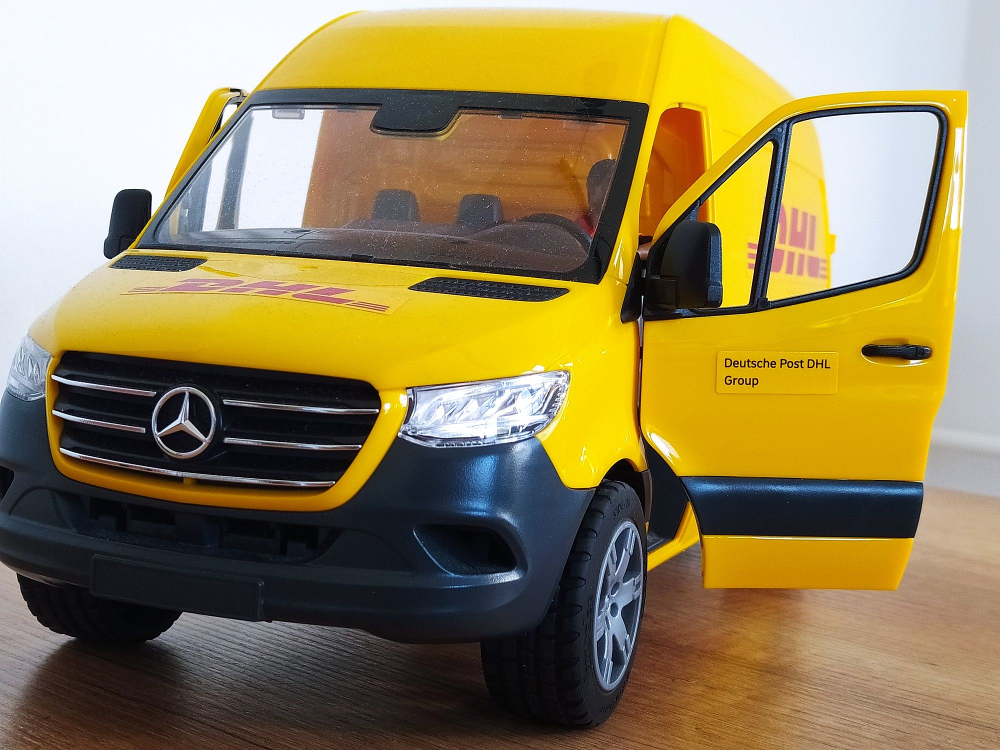 Bruder MERCEDES Sprinter DHL kurier figurka stan Bardzo Dobry