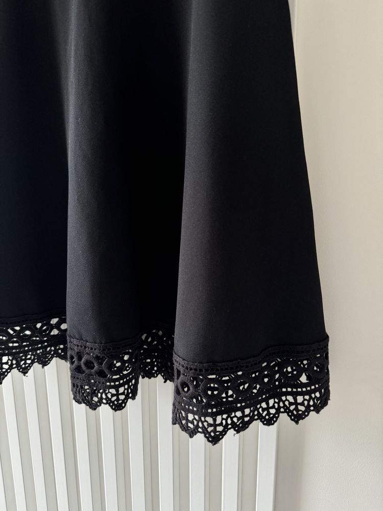 Zara czarna sukienka z gipiurą