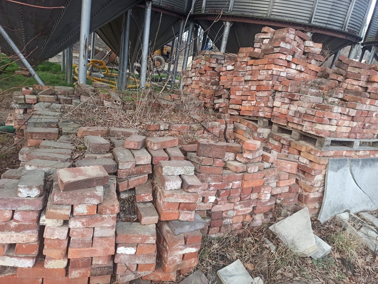 stare poniemieckie cegły po rozbiórkowe 30 tirów