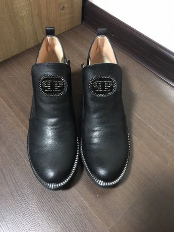 Новые кожаные ботинки