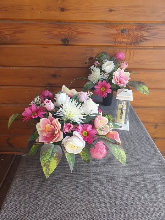 Zestaw różowych kompozycji na grób