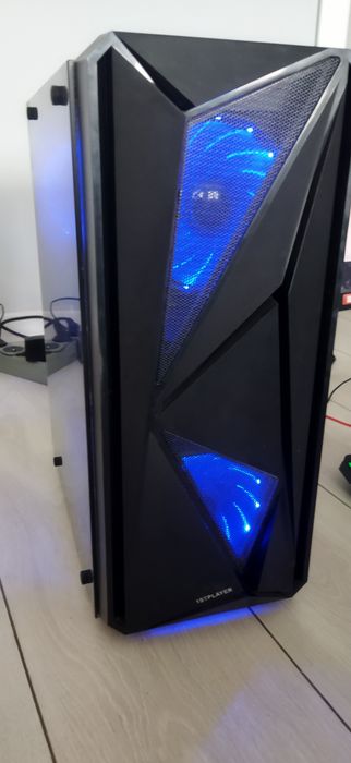 Ігровий комп'ютер, з монітором та девайсами.