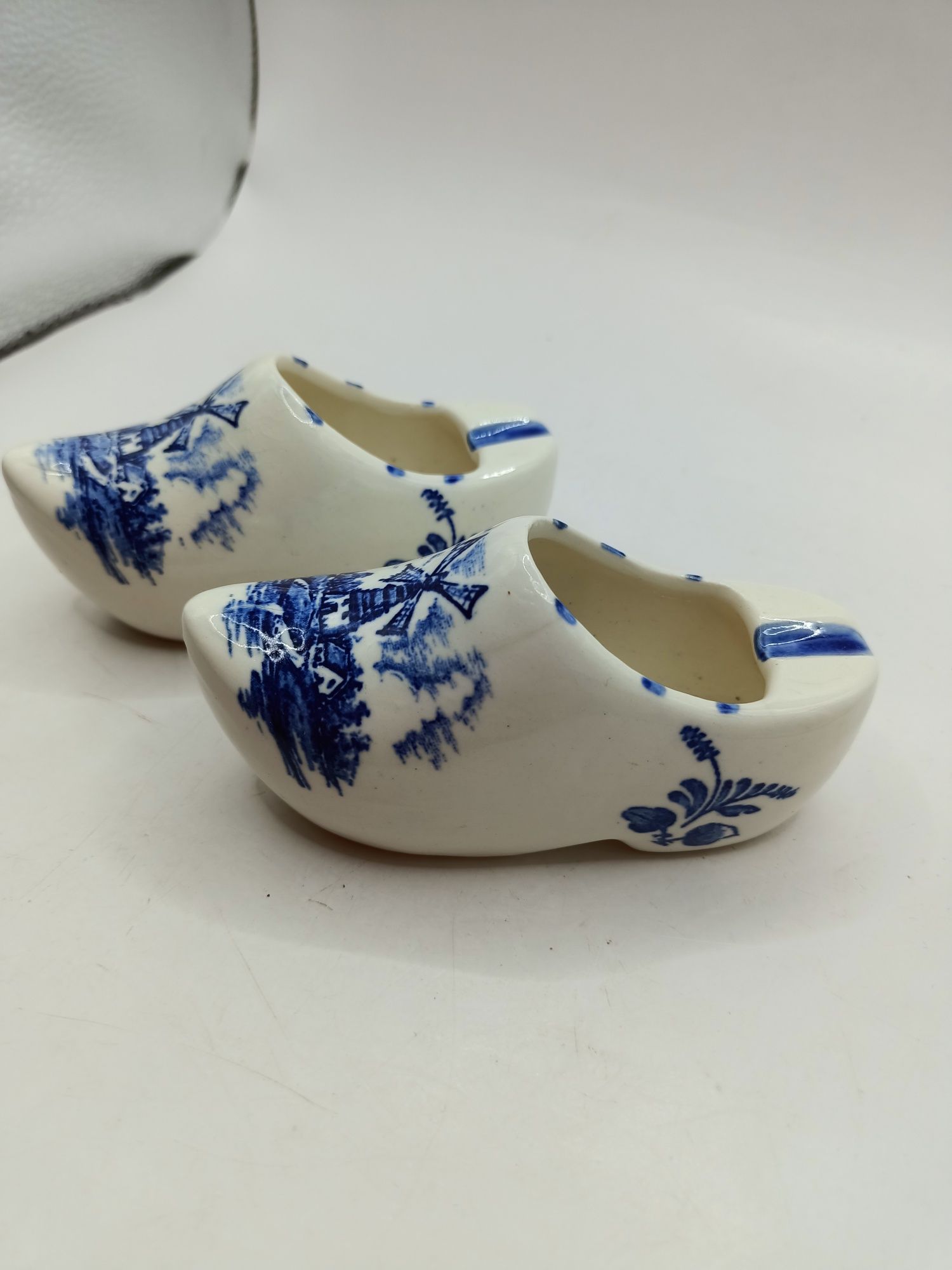 Bibelot drobiazg porcelanowy but chodak holenderskie wiatraki