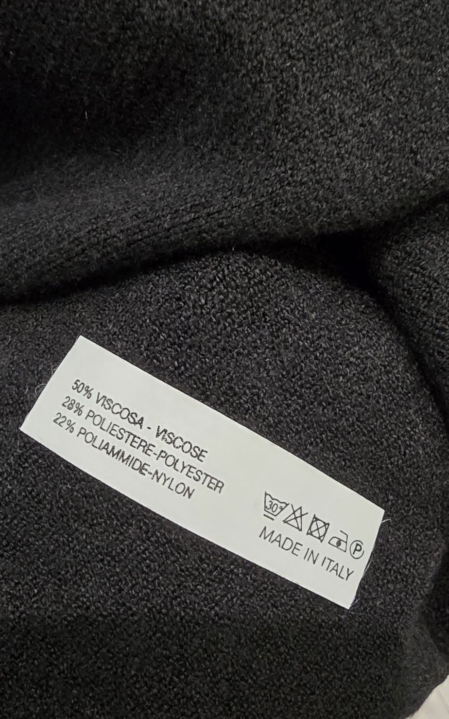 Włoski sweterek RJ Moda czarny z broszką