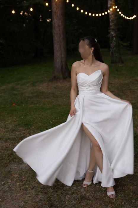 Elegancka suknia ślubna z gorsetem i rozporkiem + welon