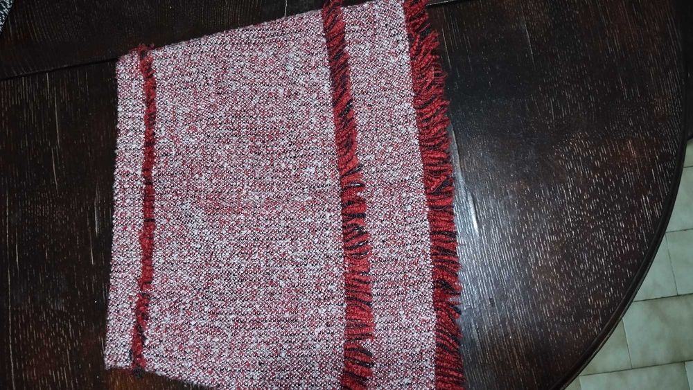 Saia curta vermelha da marca Mango