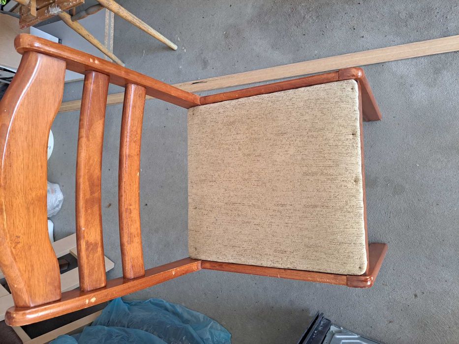 Stół z dwoma krzesłami 75cmx120cm.