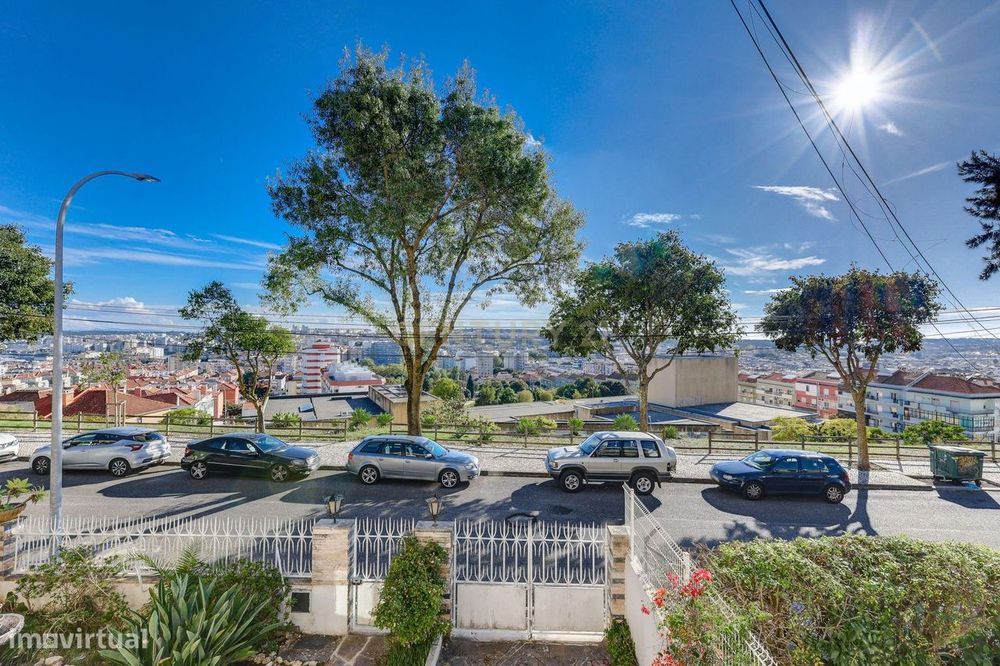 Moradia T8 com 366m2, Vista Panorâmica, garagem 3 carros, na Amadora