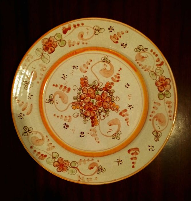 Prato de cerâmica pintado á mão