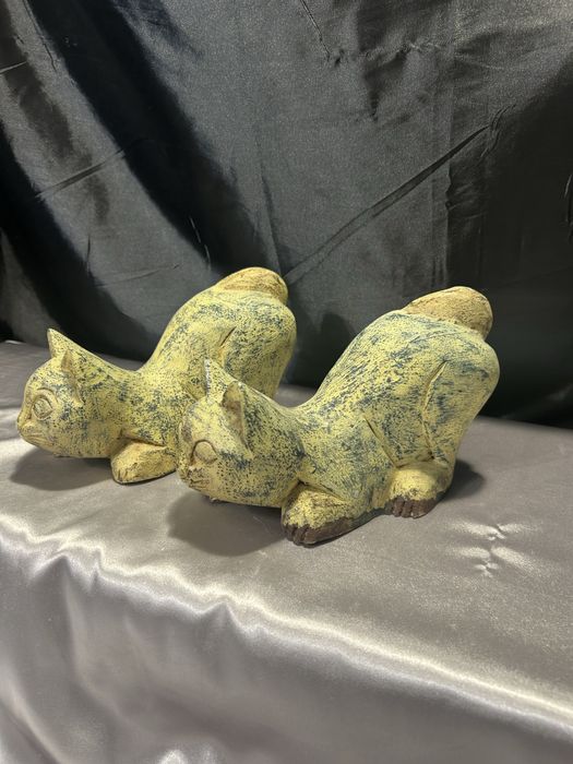 Zestaw 2 Drewnianych Kotów – Artystyczna Rzeźba z Charakterem