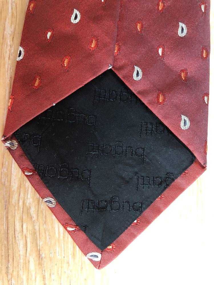 Krawat w pięknym odcieniu czerwieni, w drobny print.