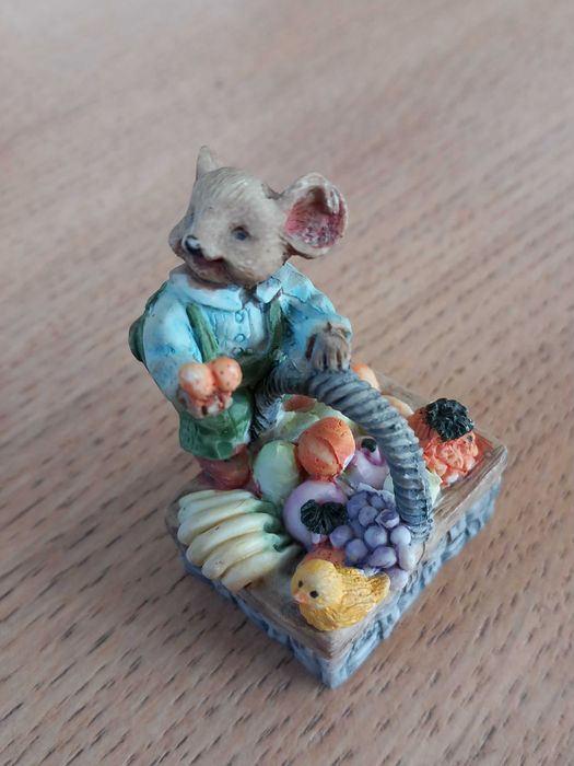 Stara figurka myszka z koszem owoców