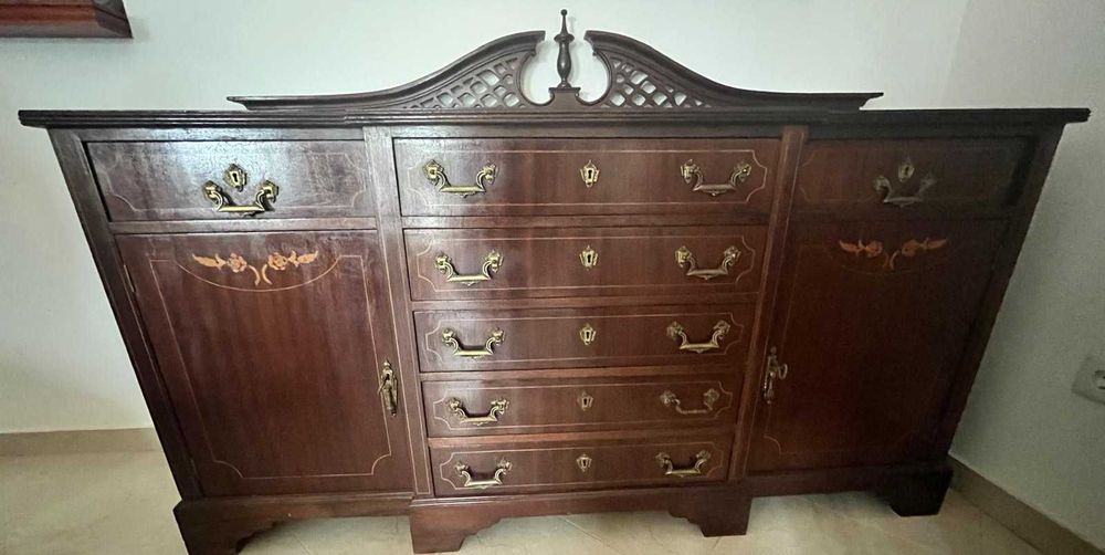 Conjunto de móveis antigos sala de jantar