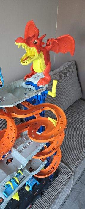 Mega garaż hot wheels atak smoka
Spektakularny, robi ogromne wraż