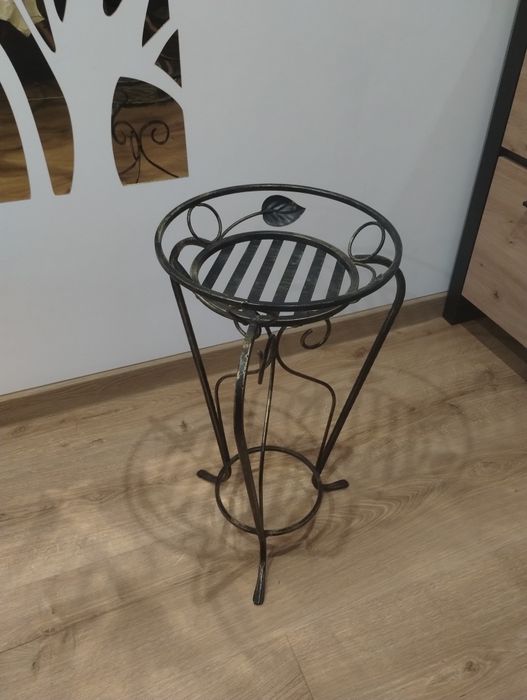 Kwietnik metalowy kuty