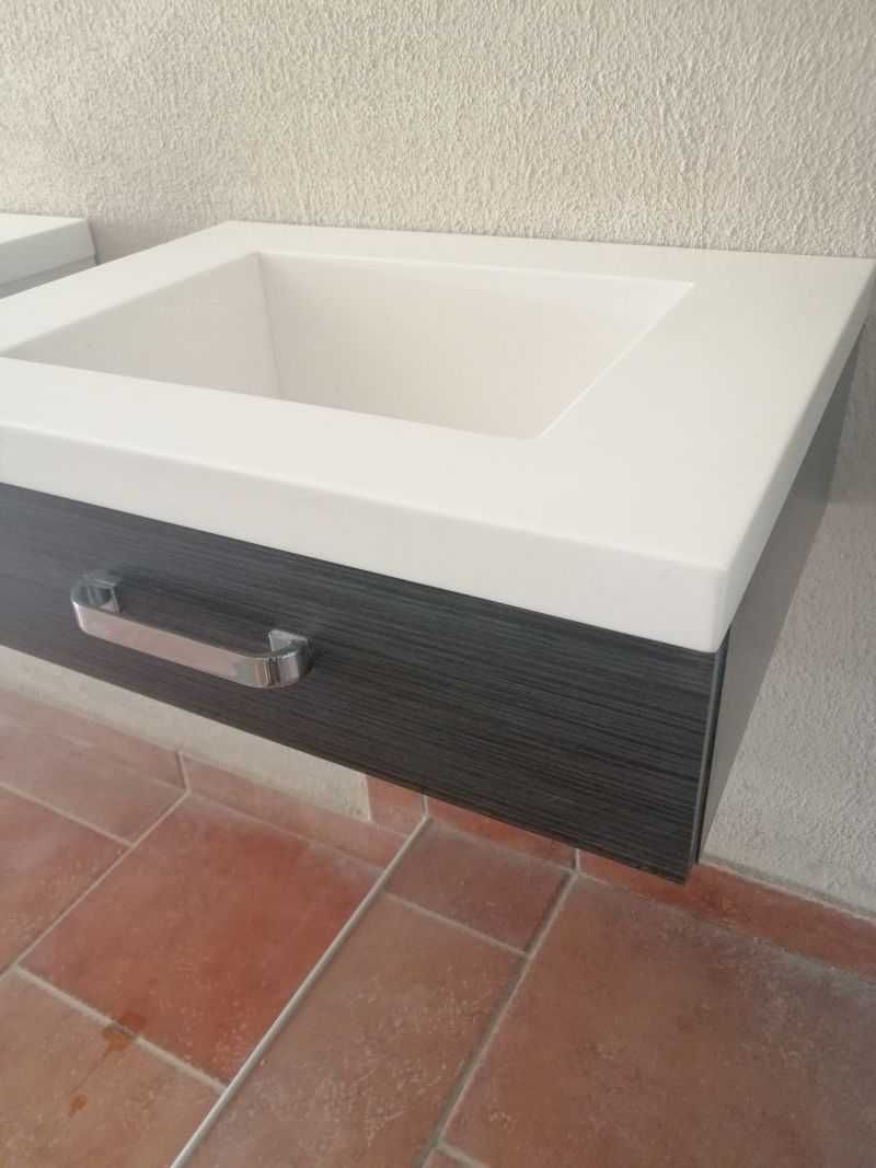Szafka łazienkowa podwieszana z blatem z kompozytu Corian