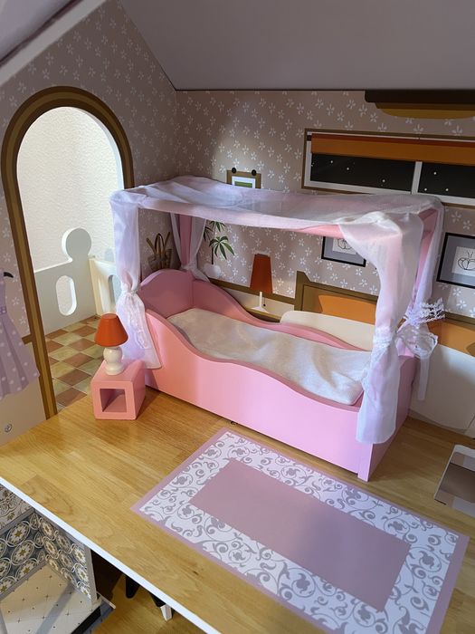 Casa de bonecas em madeira