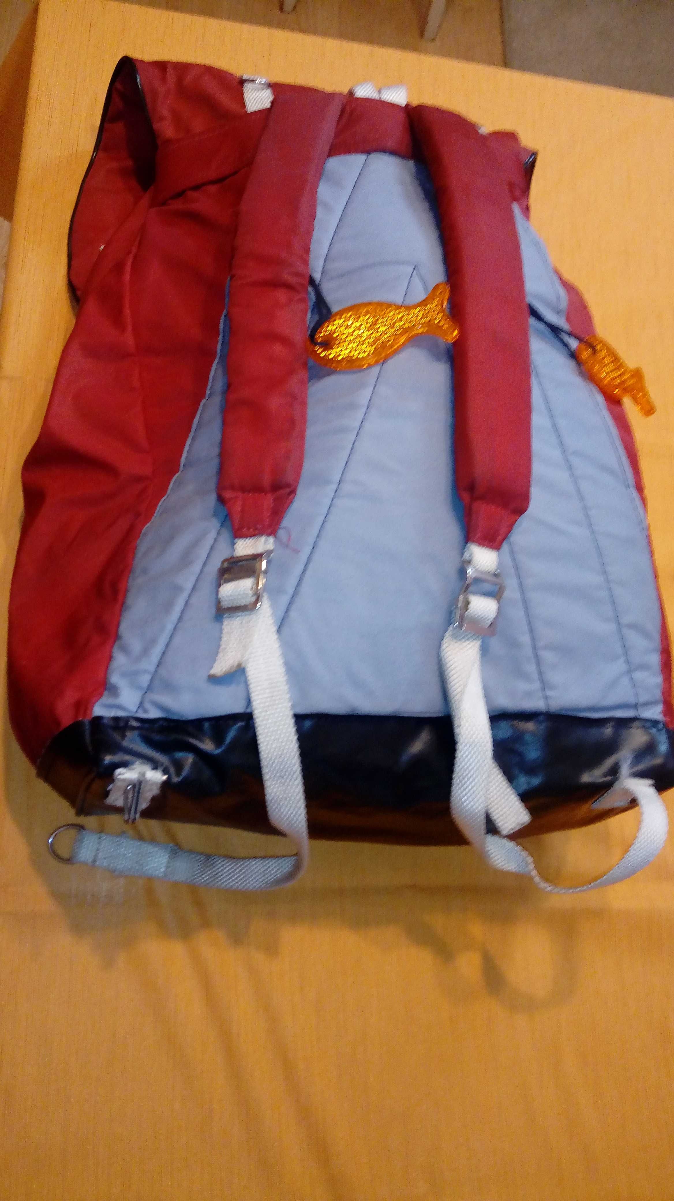Pakowny plecak turystyczny czerwony