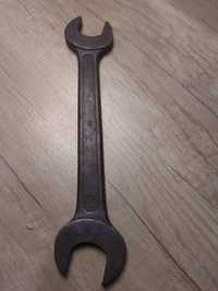 Solidny duży płaski klucz 30 32 mm stary przedmiot narzędzia z PRL