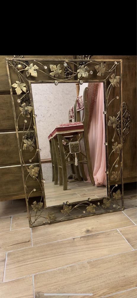 Зеркало и металлическая рама под зеркало