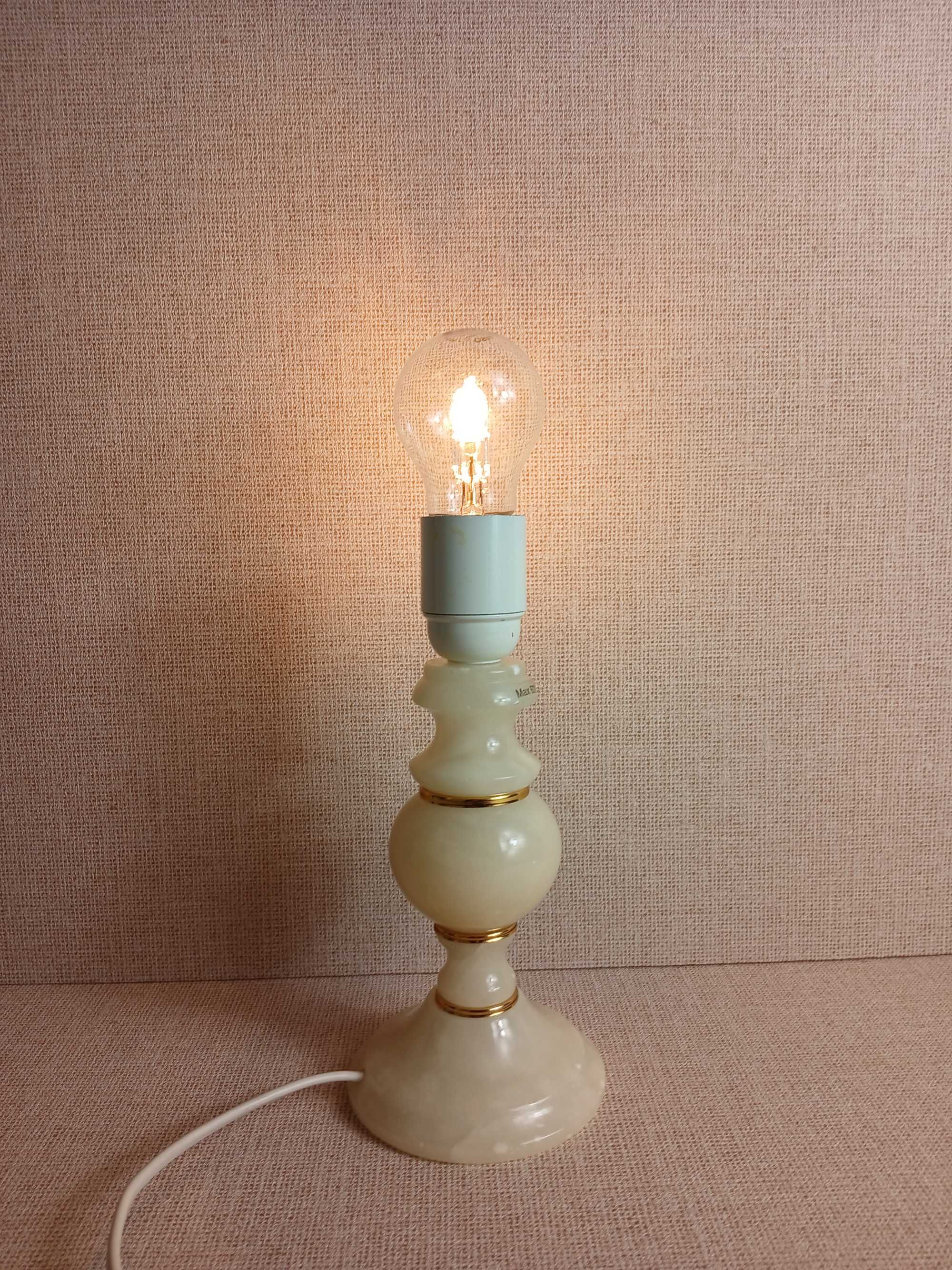 Lampka stołowa kamienna Biały onyks Lampka nocna Złocenia 22,5 cm