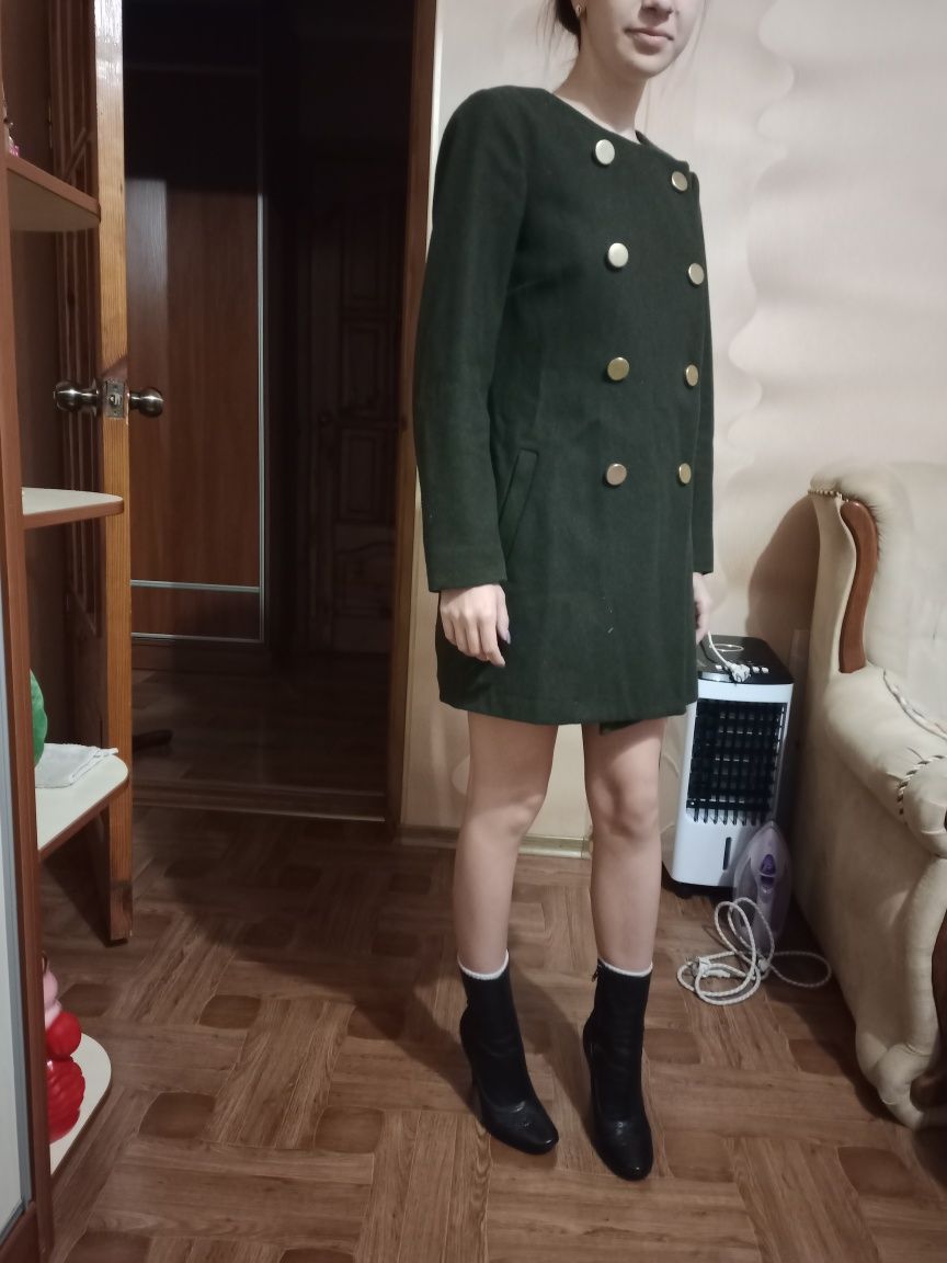 Пальто  брендовое на девочку 10-14 лет 5-10 грн.