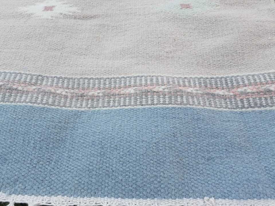 wełniany tkany dywan