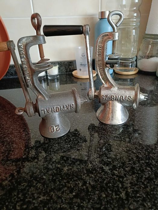 2 Máquinas de picar carne marca National em ferro fundido