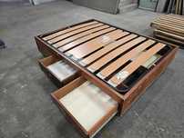 Cama com estrado e colchão