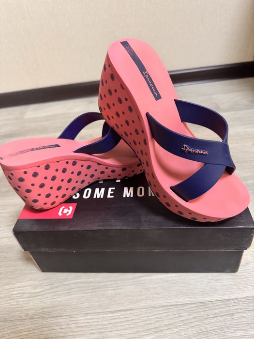 Жіночі шлепанці на платформе