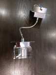 Lampa chromowana z kryształowym szklanym kloszem.