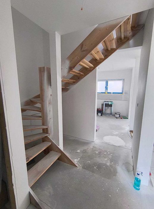 Schody drewniane prawe 180° w domu (stan Deweloperski)