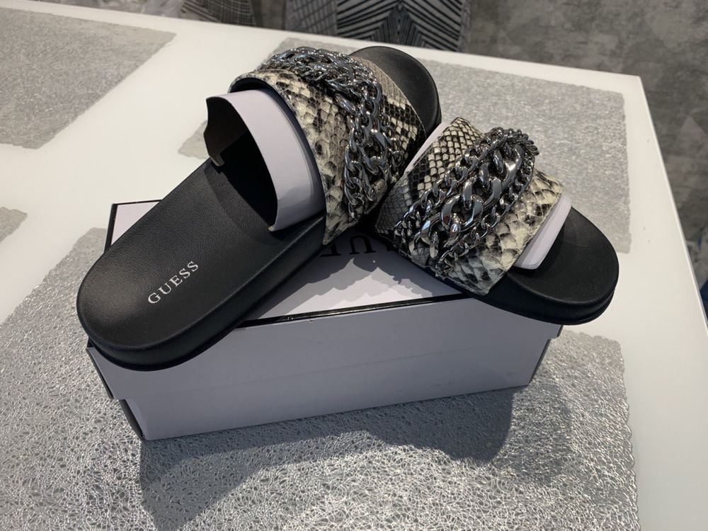 Шльопанці жіночі Guess