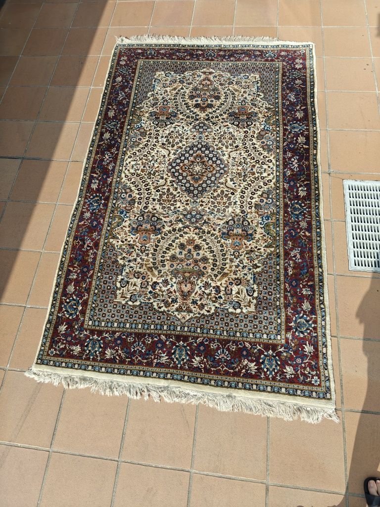 Tapete oriental feito à mão