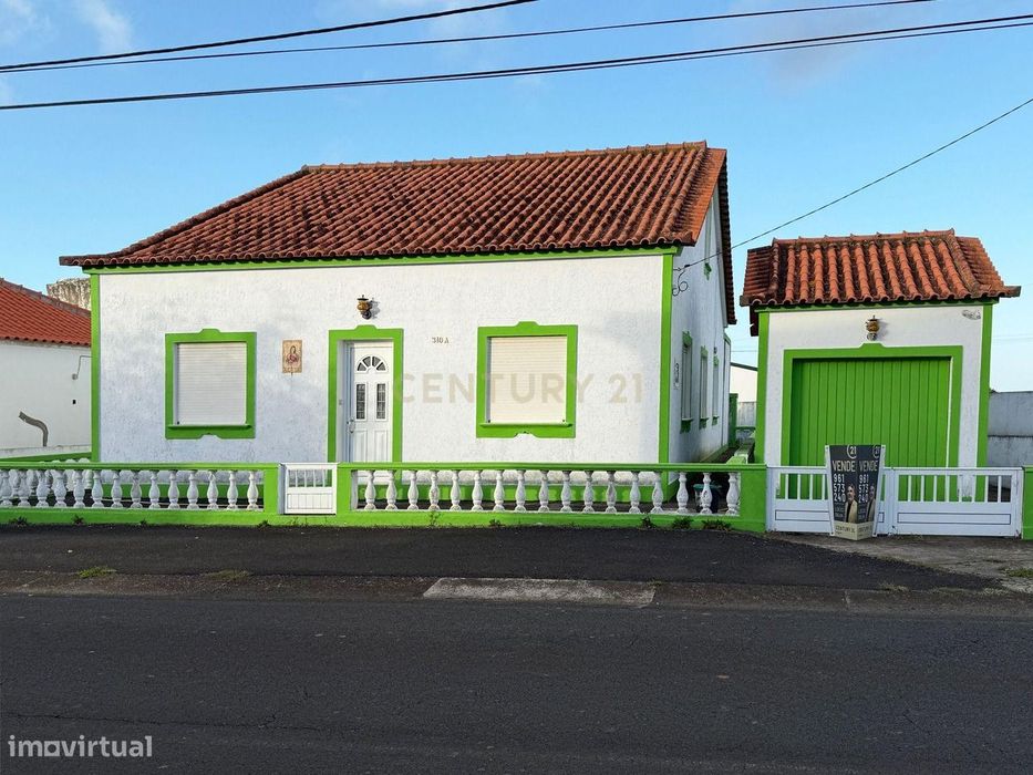 T4 em Lajes, Praia da Vitória, com garagem e árvores de fruto