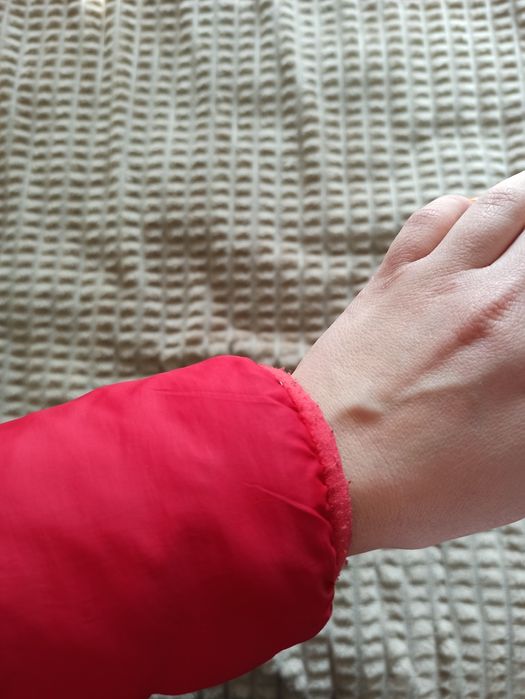 Червона коротка куртка М