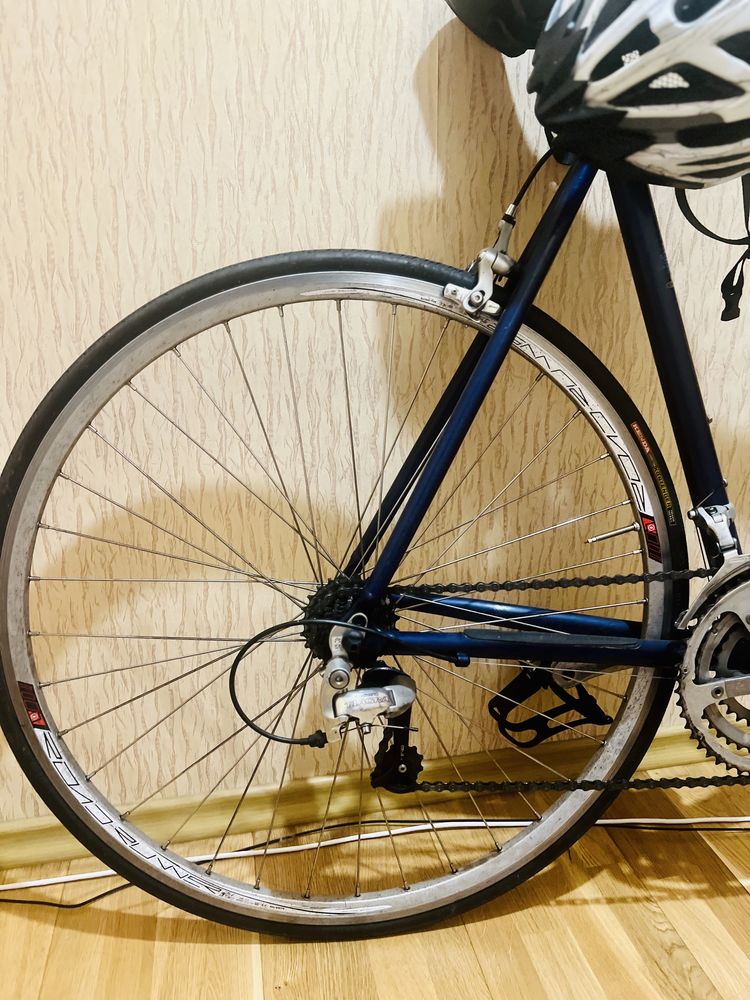Алюмінієвий шосейний велосипед з дуалами голландського бренду batavus