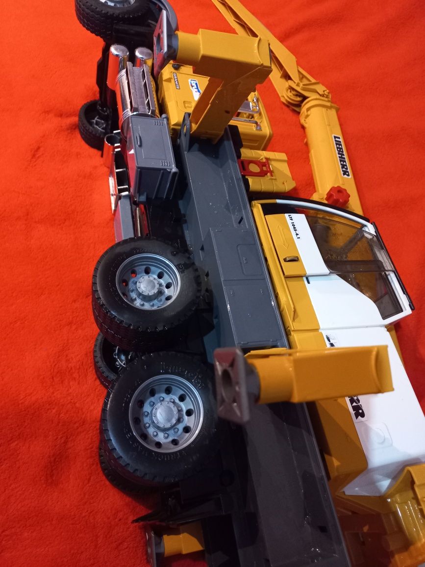 Bruder 02818 Mack z dźwigiem Liebherr