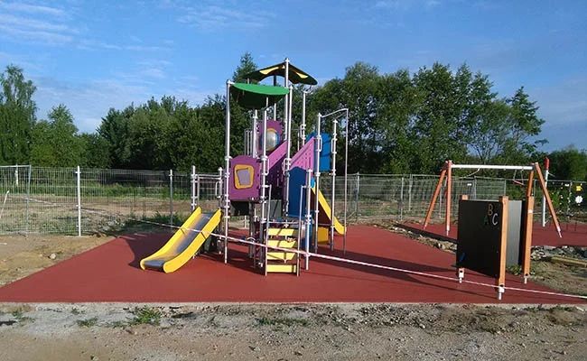 Plac zabaw, nawierzchnie bezpieczne, nawierzchnie sportowe