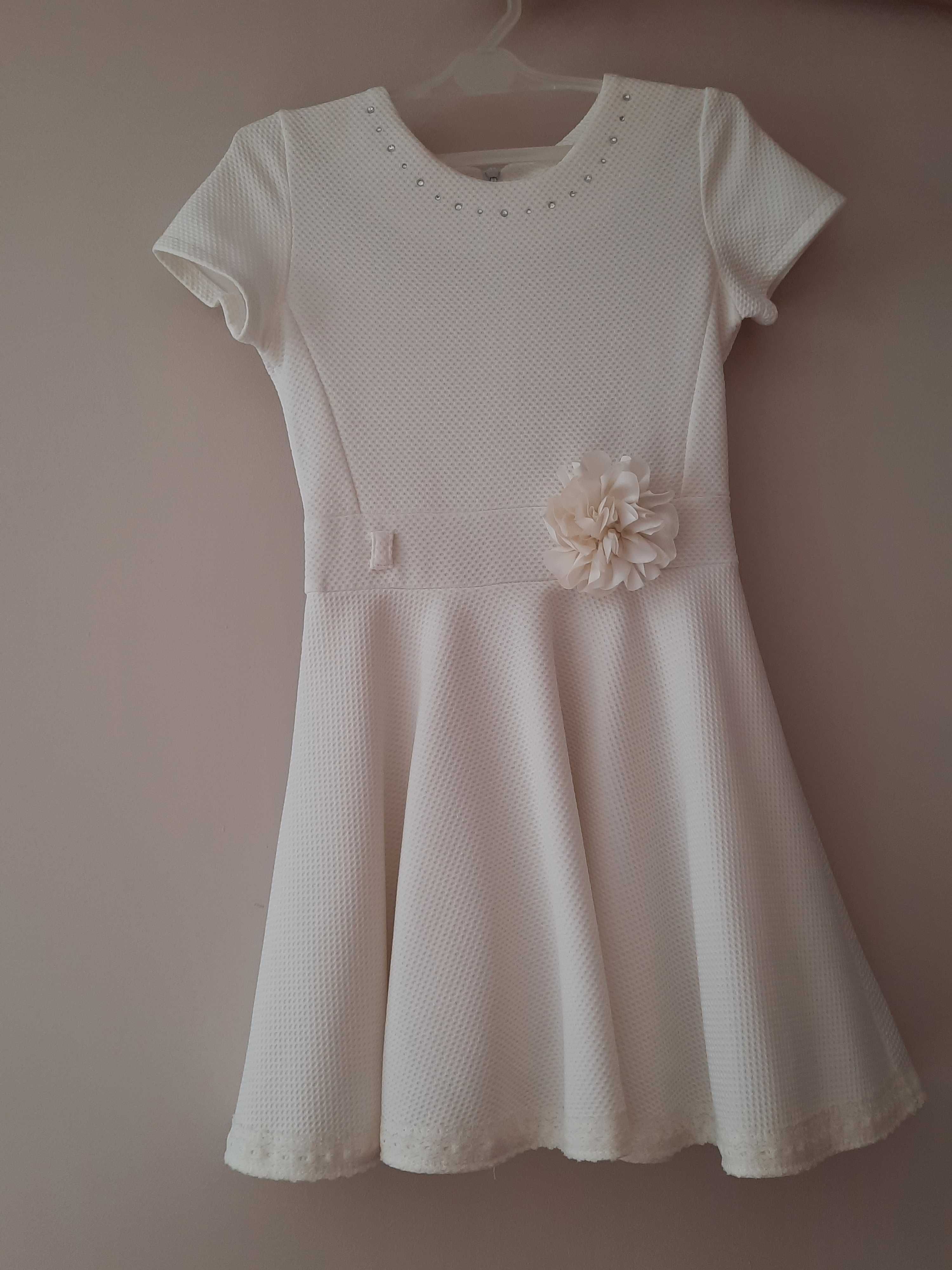 Kremowa sukienka z kwiatkiem 128cm