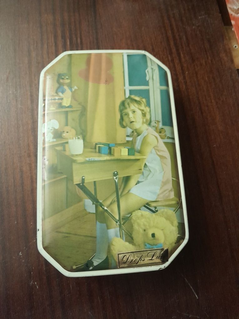 Caixa metálica vintage de rebuçados
