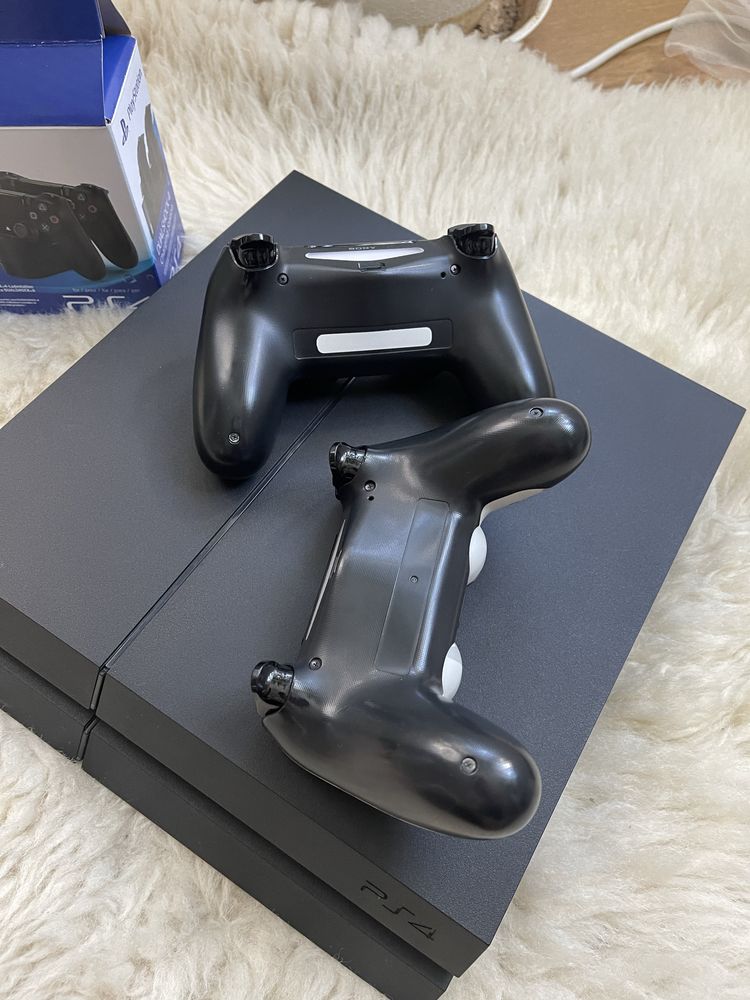 Playstation 4 1tb + 2 gamepads + charging station