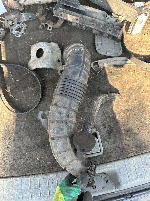 Патрубок воздушногг фильтра хюндай Santa fe 2