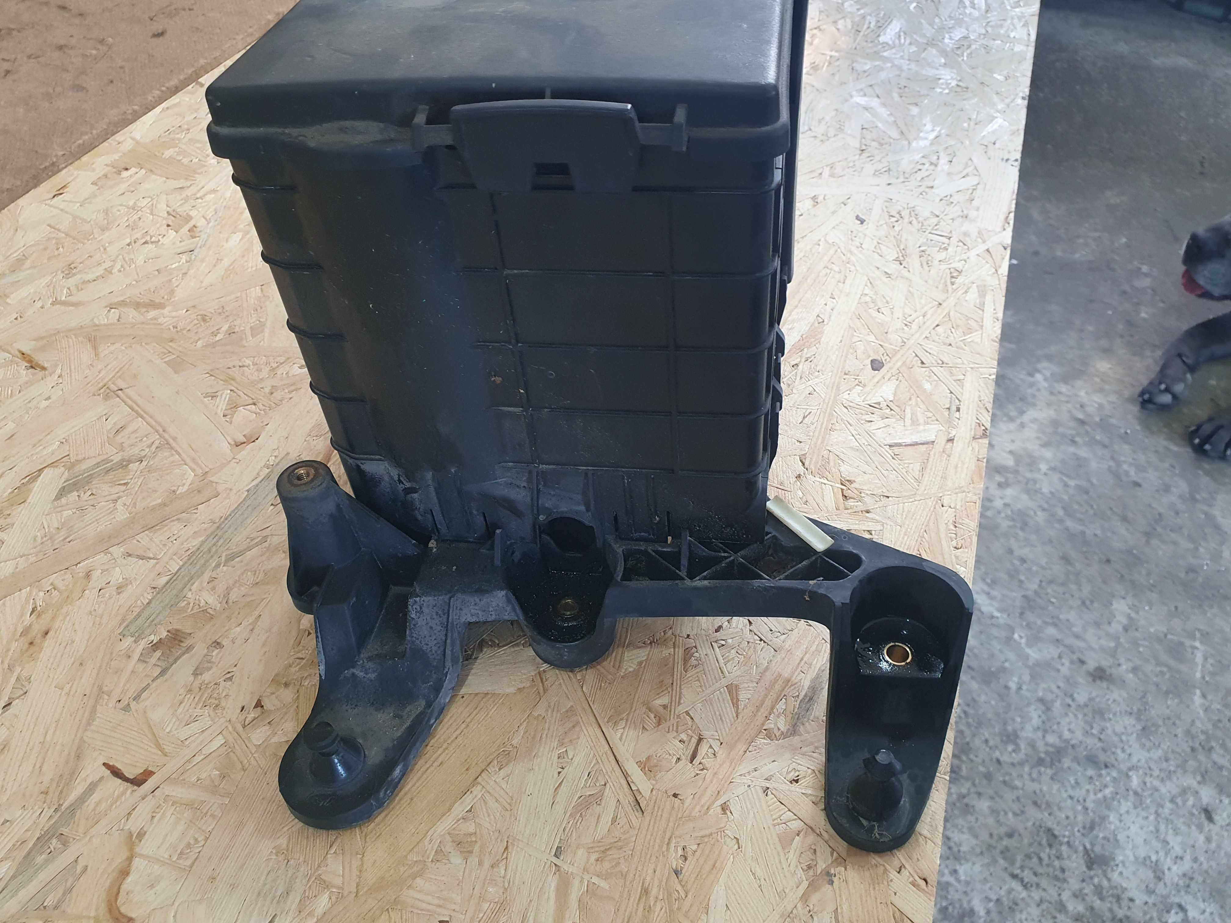 Obudowa podstawa akumulatora Audi a3 8p 1.6 BGU 05 rok kpl